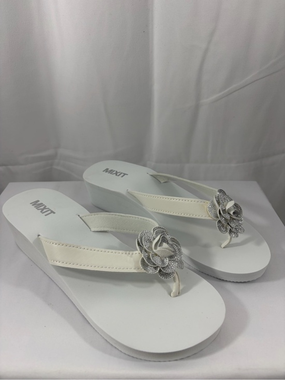 NWT MIXIT Women’s Size 9 White Floral Wedge Sandal